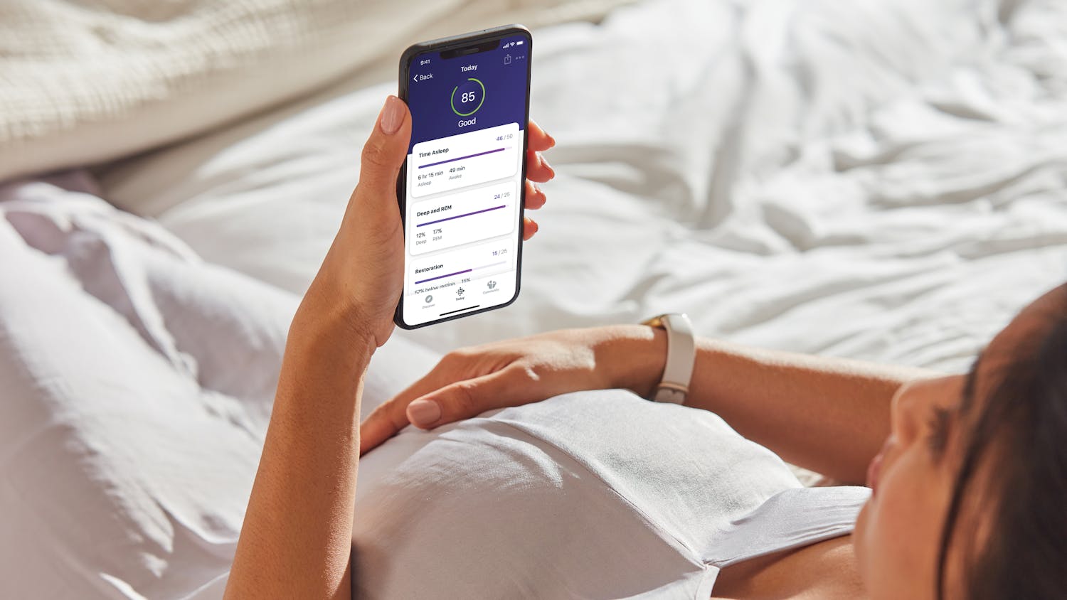Fitbit Luxe. Aktiivisuusrannekkeen keräämiä tietoja voi tarkastella sovelluksessa.
